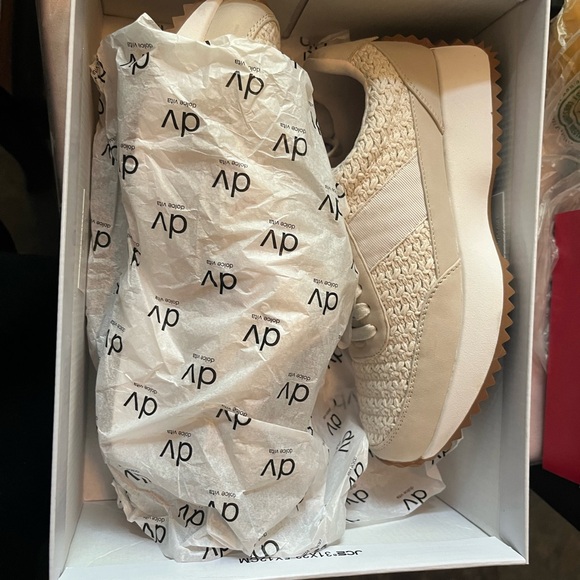 NWT Dolce Vita Women's Bettie Lace Up Jogger Sneakers - Picture 4 of 6